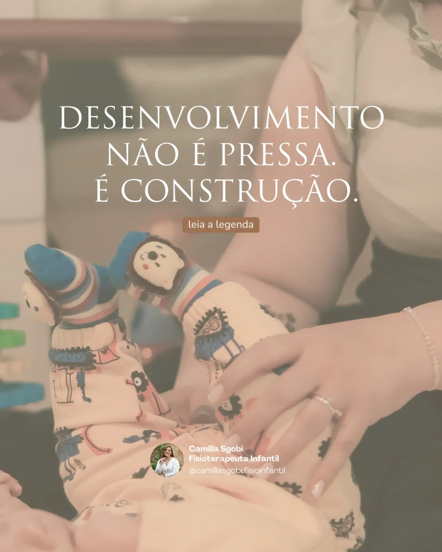 Bebê em desenvolvimento motor